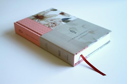 La Biblia Católica: Edición letra grande. Tapa dura, Tela rosada con flores / Catholic Bible: Large Print, Hard Cover, Pink Cloth with flowers (Spanish Edition) by Biblia de América