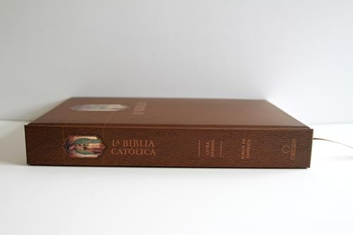 La Biblia Católica: Edición letra grande. HC, marrón con índice, Virgen de Guadalupe en la cubierta / Catholic Bible. HC, Brown, index, with Virgin of Guada (Spanish Edition) by Biblia de América
