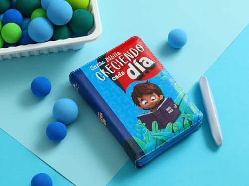 Biblia para Niños Creciendo Cada Dia con Cierre Reina Valera 1960 niño leyendo azul by Reina-Valera