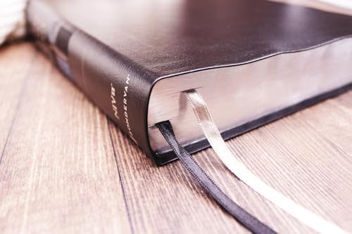 NIV, Quest Study Bible, Large Print, Bonded Leather, Black, Thumb Indexed, Comfort Print: The Only Q and A Study Bible by Christianity Today Intl.