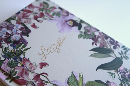 La Biblia Católica: Edición letra grande. Tapa dura, morada con flores / Catholic Bible: Large Print, Hard Cover, Purple with flowers (Spanish Edition) by Biblia de América