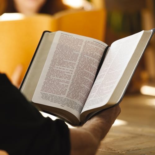 KJV Holy Bible: Personal Size Giant Print with 43,000 Cross References, Black Bonded Leather, Red Letter, Comfort Print: King James Version by Thomas Nelson