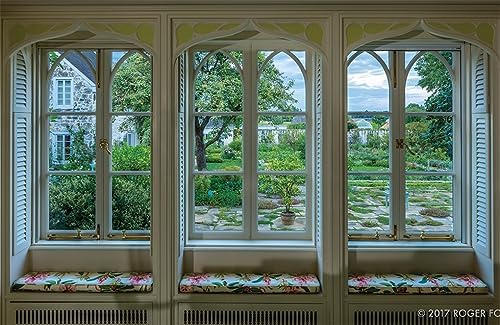 The Gardens of Bunny Mellon: The first study of the gardens and landscapes designed by the famed society hostess by Linda Jane Holden