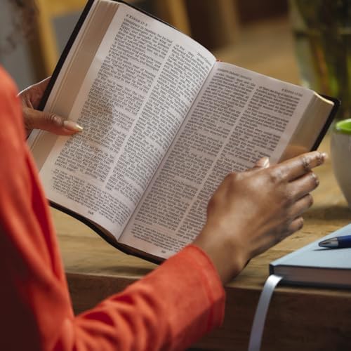KJV Holy Bible: Personal Size Giant Print with 43,000 Cross References, Black Bonded Leather, Red Letter, Comfort Print: King James Version by Thomas Nelson
