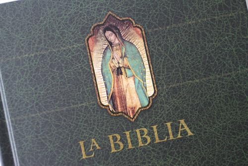 La Biblia Católica: Tamaño grande, Edición letra grande. Tapa dura, verde, con Virgen (Spanish Edition) by Biblia de América