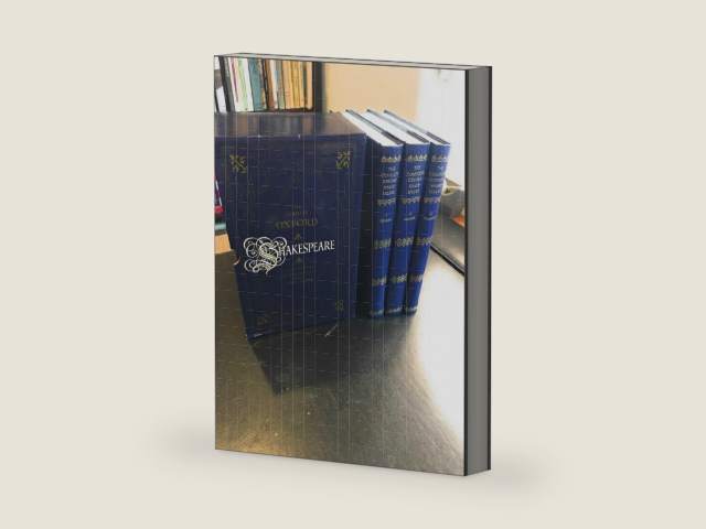 The Complete Oxford Shakespeare: Histories, Comedies, Tragedies3-volume cased set by William Shakespeare | barcode:9780198129721 | source:'9780198129721-right-three-quarter.jpg
