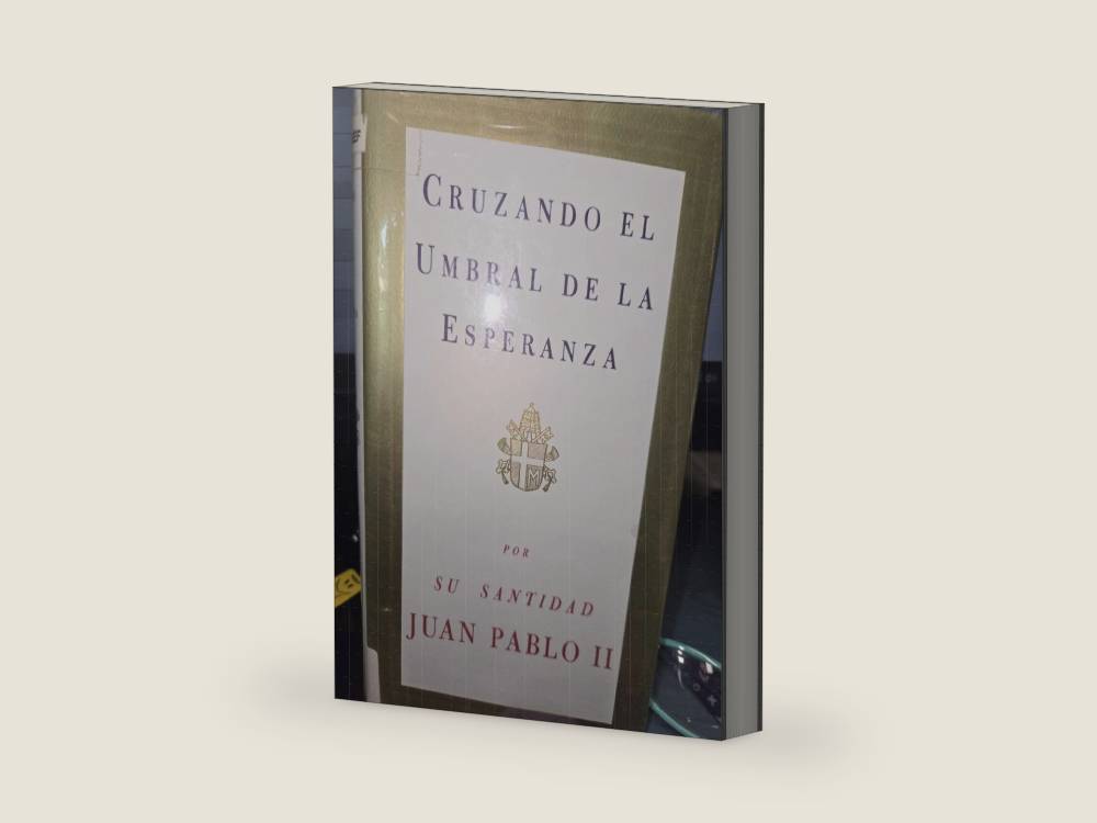 Cruzando El Umbral De La Esperanza by Pope John Paul II | barcode:9780679440826 | source:'9780679440826-right-three-quarter.jpg