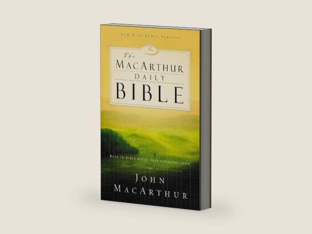 NKJV, The MacArthur Daily Bible: Read through the Bible in one year, with notes from John MacArthur by Thomas Nelson | barcode:9781418589431 | source:'9781418589431-right-three-quarter.jpg