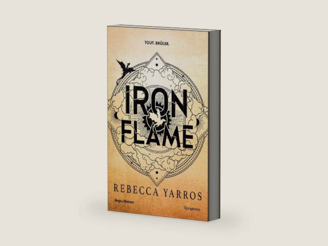 Iron Flame - Version française - Broché: The Empyrean Tome 2 by Rebecca Yarros | barcode:9782755673142 | source:'9782755673142-right-three-quarter.jpg