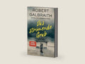 Das strömende Grab: - Robert Galbraith ist das Pseudonym von Weltbestsellerautorin J.K. Rowling! (Die Cormoran-Strike-Reihe 7) (German Edition) by Robert Galbraith | barcode:9783641314385 | source:'9783641314385-right-three-quarter.jpg