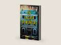 En la casa de muñecas by Mike Omer | barcode:9788410359901 | source:'9788410359901-right-three-quarter.jpg