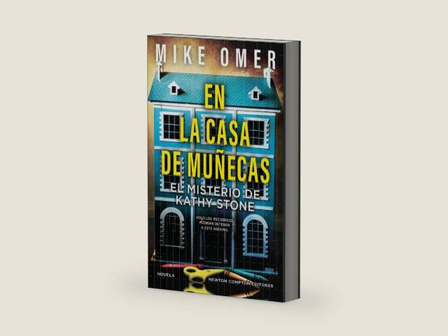 En la casa de muñecas by Mike Omer | barcode:9788410359901 | source:'9788410359901-right-three-quarter.jpg