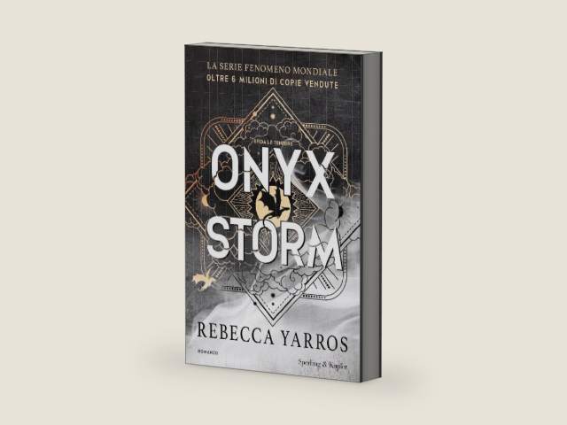 Onyx Storm - Edizione italiana (FOURTH WING Vol. 3) (Italian Edition) by Rebecca Yarros | barcode:9788892746046 | source:'9788892746046-right-three-quarter.jpg