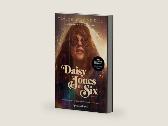 Daisy Jones & The Six: Versione italiana (Italian Edition) by Taylor Jenkins Reid | barcode:9788893429399 | source:'9788893429399-right-three-quarter.jpg
